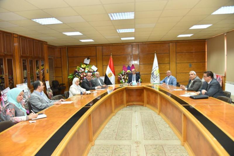 رئيس الجامعه اثناء  الاجتماع
