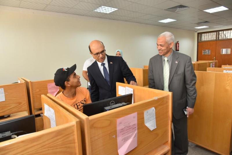 اثناء تفقد الامتحانات رئيس الجامعة 