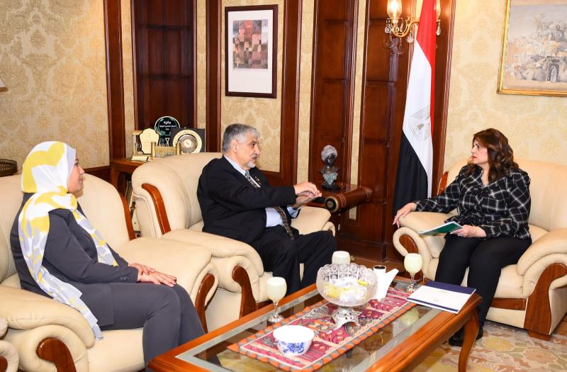 وزيرة الهجرة  أثناء اللقاء 