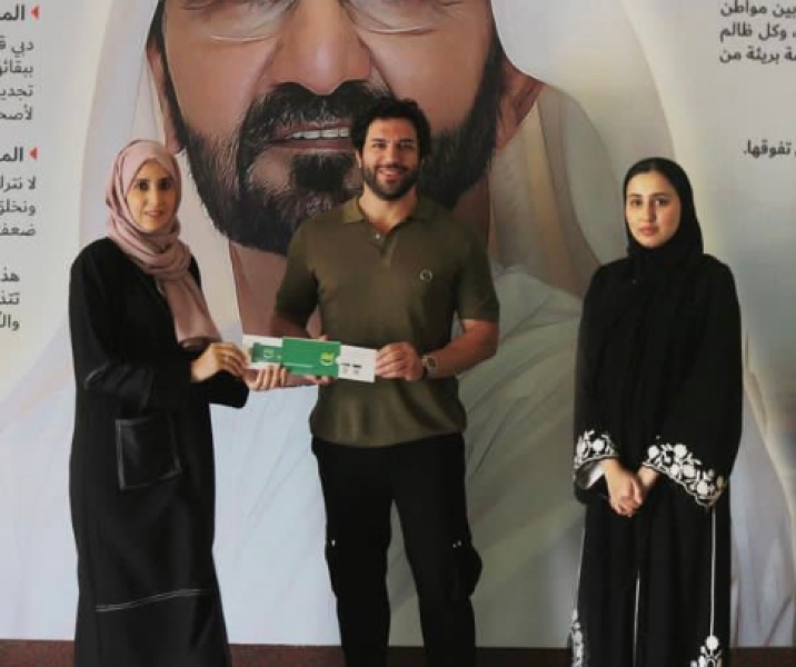 إعطاء حسن الرداد بطاقة إسعاد