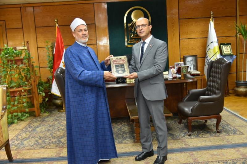  مصحفا للرئيس الجامعه أسيوط 