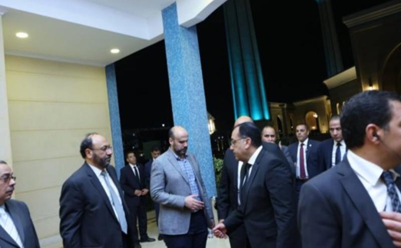رئيس الوزراء خلال تقديم واجب العزاء 