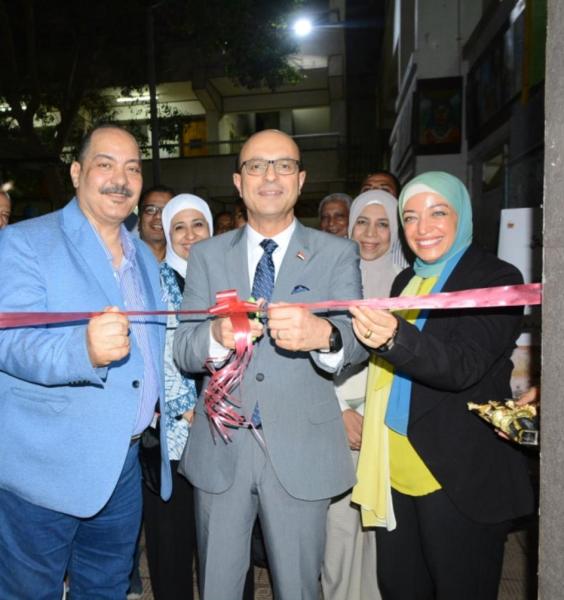 رئيس جامعه  يفتح المعرض