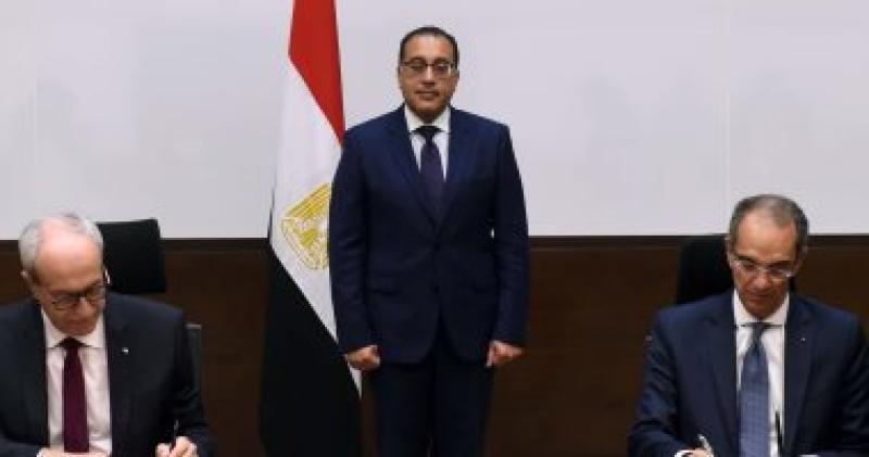 جانب من التوقيع 