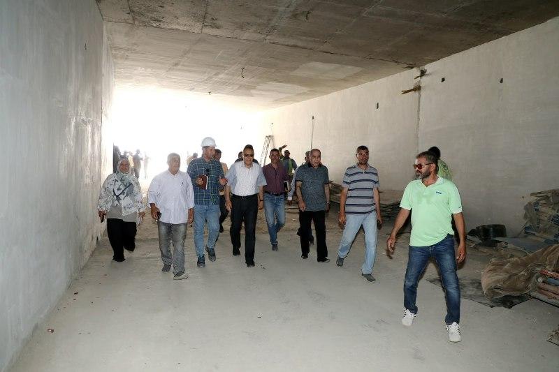 المحافظ ومرافقيه