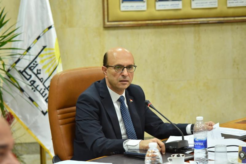 رئيس جامعة أسيوط 
