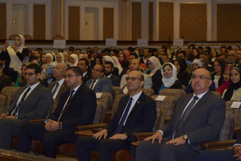 اثناء الافتتاح