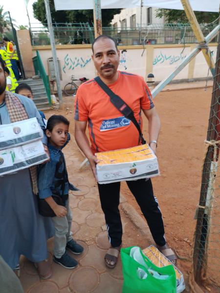 اثناء توزيع الهدايا