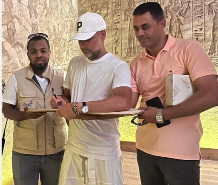 جوارديولا يدون كلمات تذكارية فى سجل كبار زوار