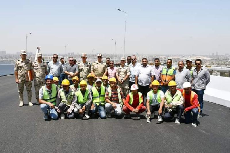 جانب من المهندسين والعمال 