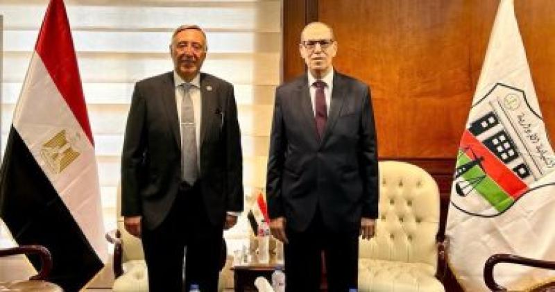 رئيس المحكمة الدستورية يهنئ رئيس النيابة الإدارية بمنصه الجديد