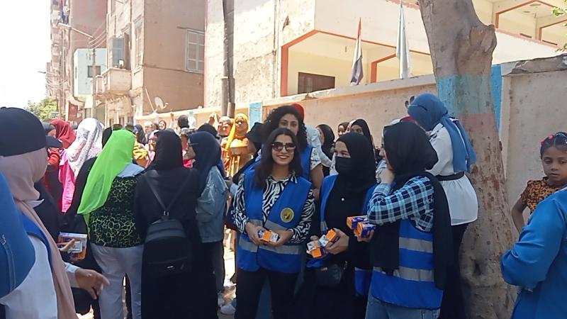 اثناء توزيع العصير للطلبه