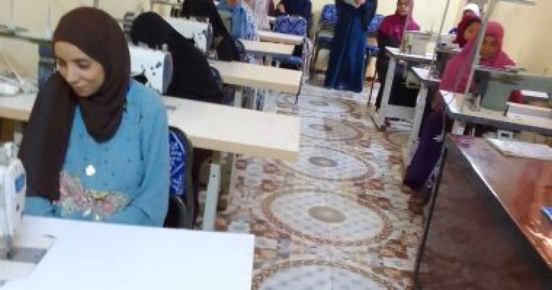 تدريب فتيات الوادي الجديد على التفصيل والخياطة