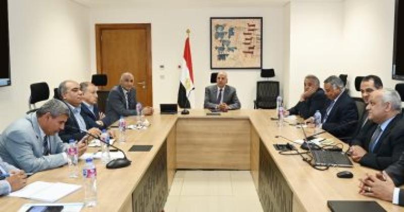 اجتماع وزير الرى لمتابعة الموقف المائى بالمحافظات