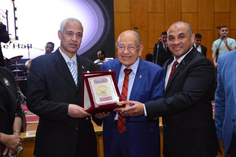 اثناء تكريم