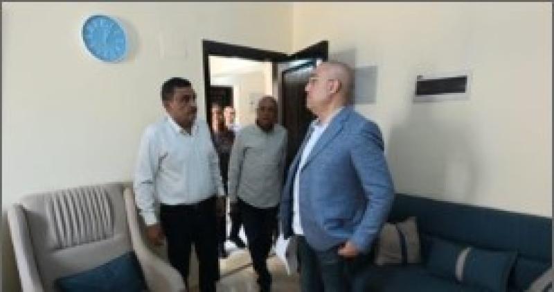 عاصم الجزار وزير الاسكان خلال الزيارة