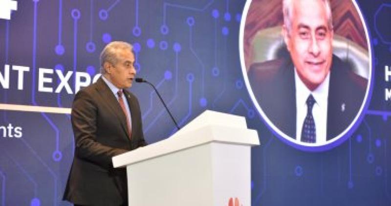 حسن شحاتة وزير العمل