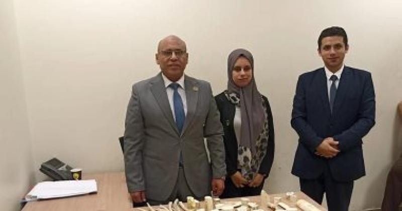 رجال الجمارك بمبنى الركاب رقم 2
