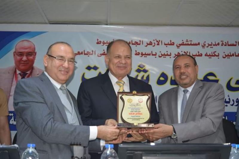 اثناء تكريم محافظ اسيوط