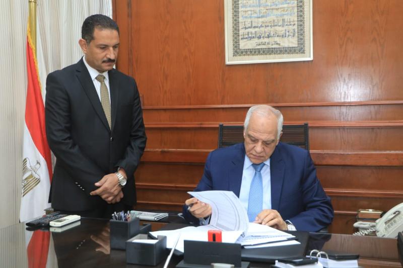 محافظ الجيزة يعتمد  نتيجة شهادة إتمام الدراسة بمرحلة التعليم الأساسي 