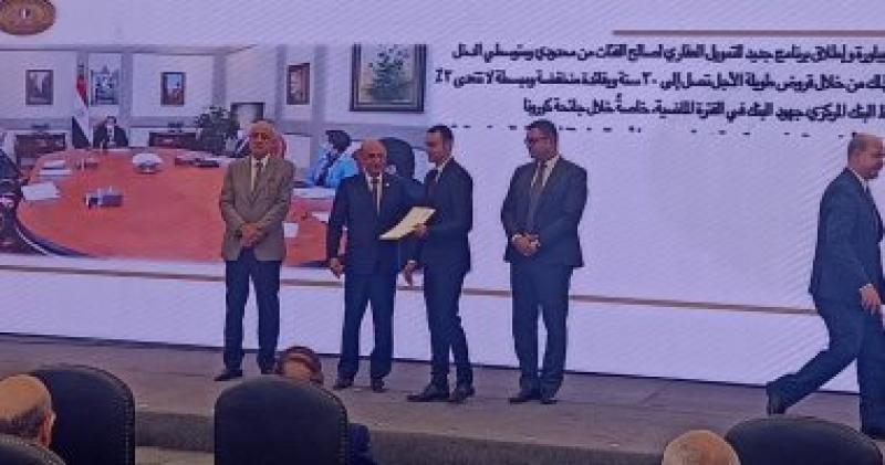 وزير العدل يسلم القضاة عقود الوحدات السكنية