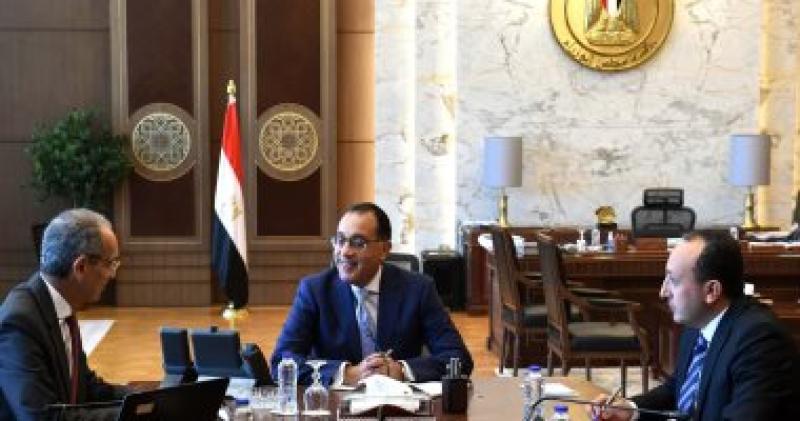 رئيس الوزراء مع وزير الاتصالات