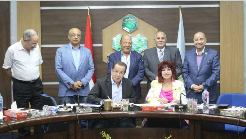 د.هدي يسي أثناء توقيع الاتفاقية 