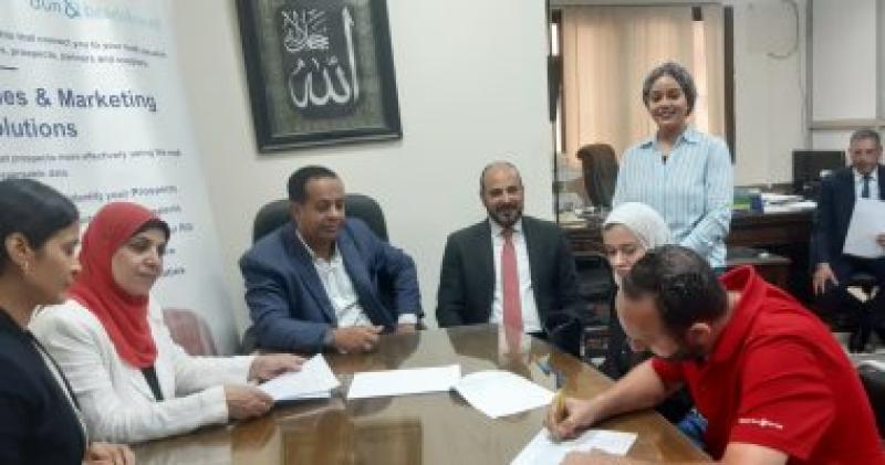 توقيع عقود عمل لذوى همم بالقاهرة