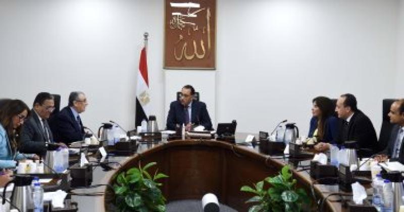 رئيس الوزراء خلال الاجتماع