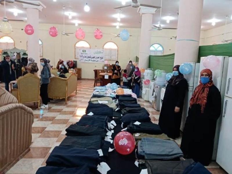 توزيع ملابس 