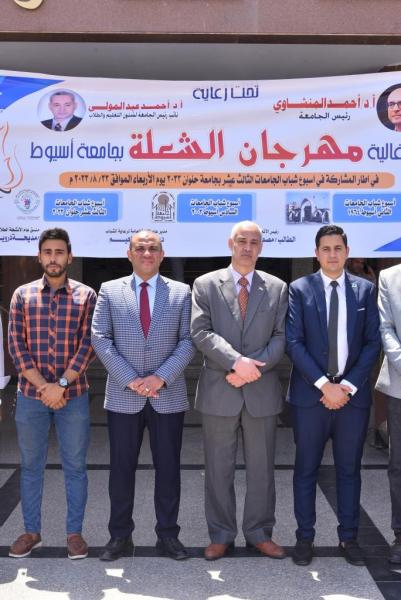 نائب رئيس الجامعه التعليم الطلاب