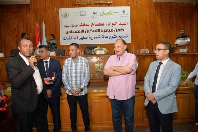 اثناء توزيع الهدايا