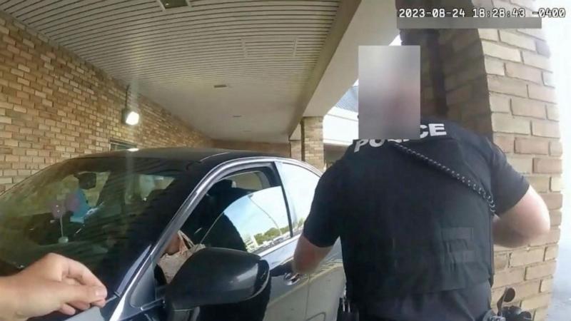 شرطي يقتل امرأة حامل في سيارة خارج متجر