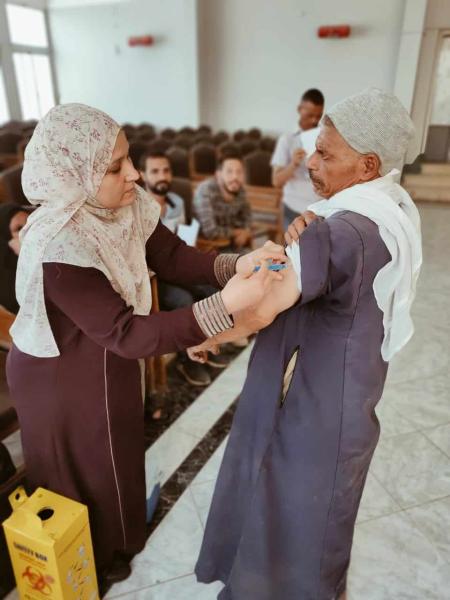 تطعيمات لعمال النظافة