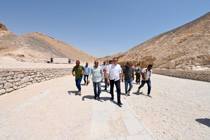 جولة وزير السياحة 