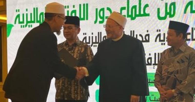 مفتي الجمهورية يسلم شهادات التقدير للمتدربين