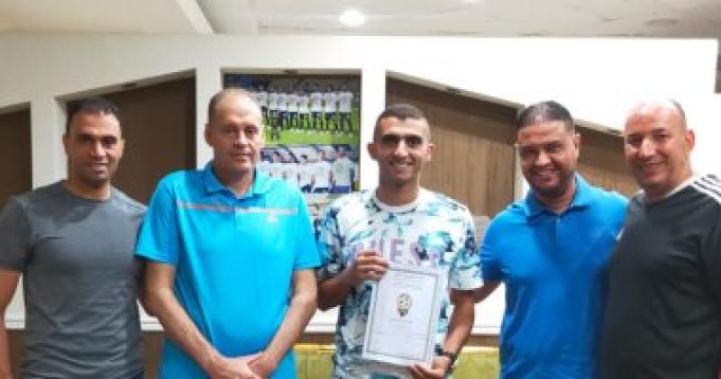 احمد سمير أثناء التوقيع لأهلى بنى غازى الليبى