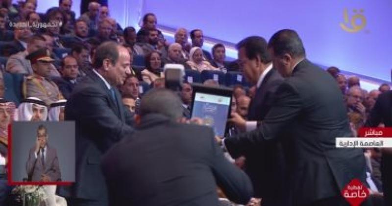 وزير الصحة يمنح الرئيس السيسي نسخة من الاستراتيجية الوطنية للسكان