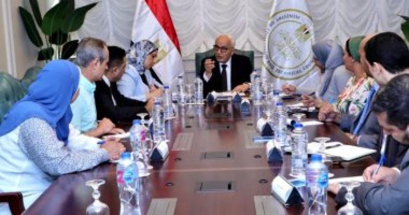 اجتماع وزير التعليم مع قيادات الأكاديمية المهنية للمعلمين