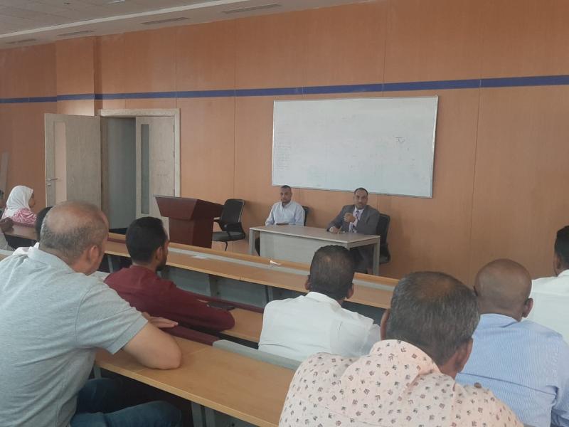 رئيس جامعة طيبة التكنولوجية يبحث مع أعضاء الجهاز الإداري خطة عمل العام الجامعي الجديد
