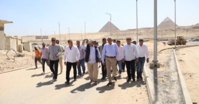 محافظ الجيزة يتابع أعمال رفع كفاءة المحاور المحيطة بالمتحف المصرى الكبير