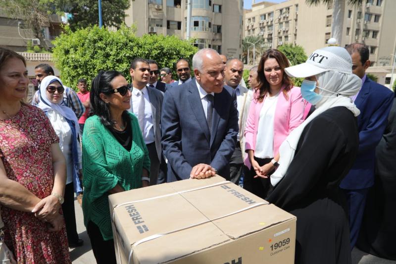 جانب من توزيع الاجهزة