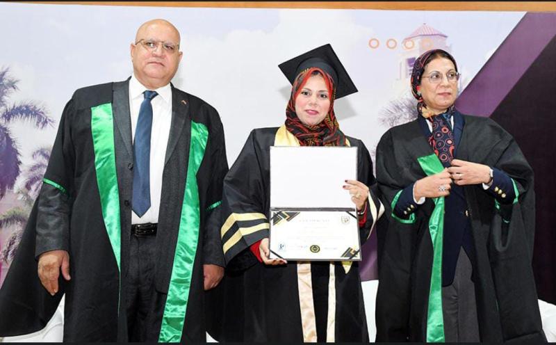د  ناهد محسن مع عميد الكلية ووكيلة الكلية