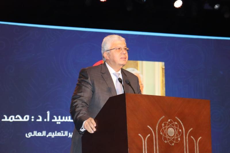 الدكتور ايمن عاشور 