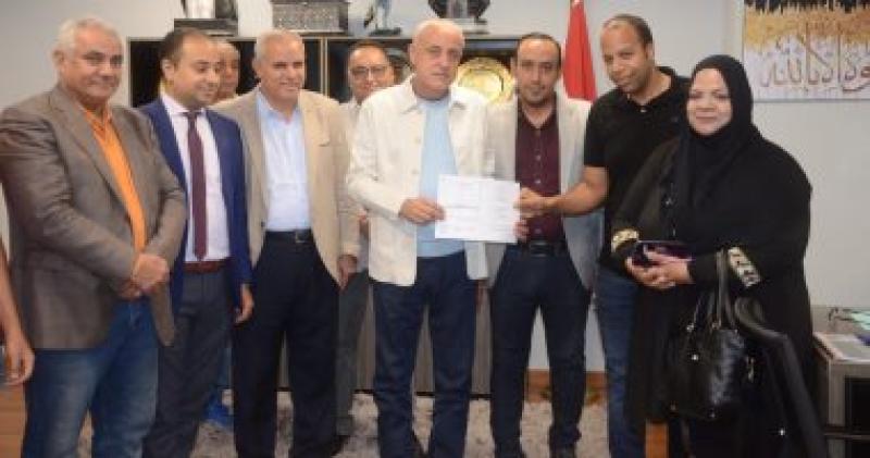 نائب رئيس هيئة المجتمعات العمرانية يسلم أول رخصة بناء بمنطقة السلام