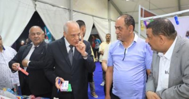 محافظ الجيزة خلال تفقد التجهيزات النهائية لافتتاح معرض (أهلاً مدارس)