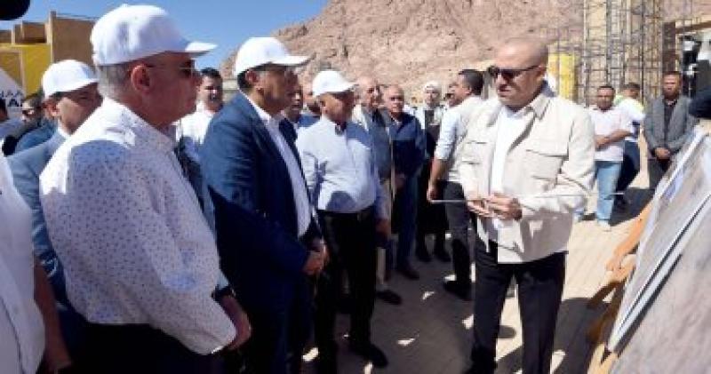 رئيس الوزراء يتفقد المنطقة السكنية الجديدة بالزيتونة بمدينة سانت كاترين