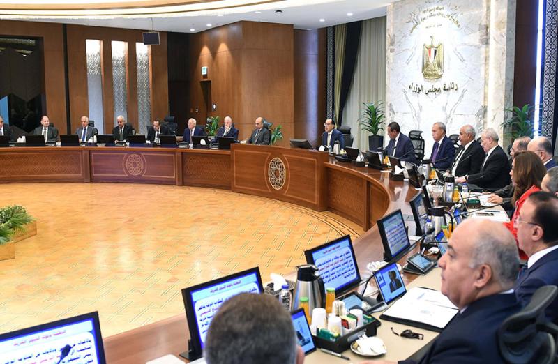 رئيس مجلس الوزراء خلال اجتماع المحافظين