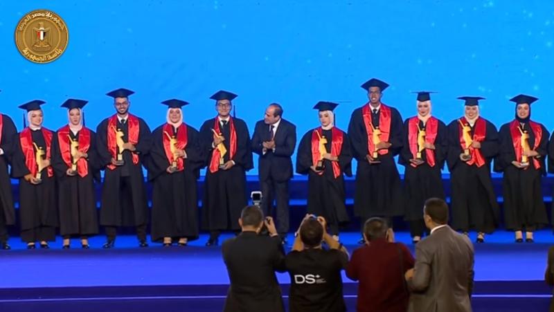 الرئيس السيسي يكرم أوائل الخريجين ضمن يوم تفوق جامعات مصر
