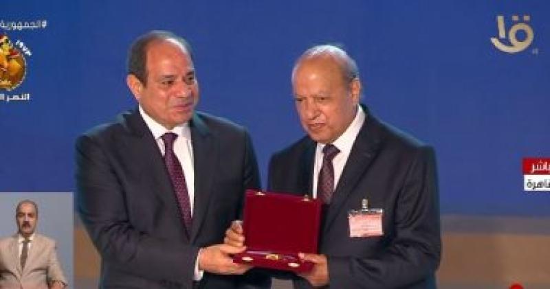 الرئيس السيسي يكرم عددا من العلماء